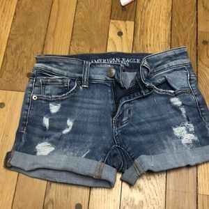 Super cute ripped AE jean shorts